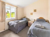 Loch Side Lodge 5 Hotels near Lochleven Castle