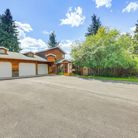 Homey Pet-Friendly Libby Cottage w/ Yard by Creek!