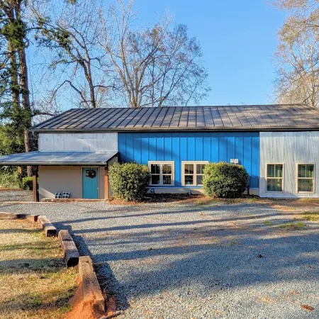 The Tillery Barndo - Two bedrooms/loft, dock, flat lot, spa, trampoline, golf