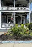 1.5 blocks to beach & mall! Dog friendly. Porches, yard, parking. AC. Sleeps 13. Hotel a Cape May