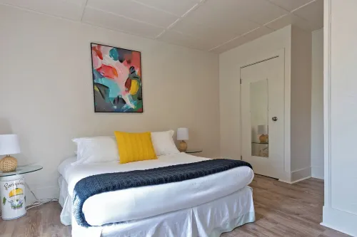 Colorful Modern Hideaway In Downtown Woodstock - AC & WiFi