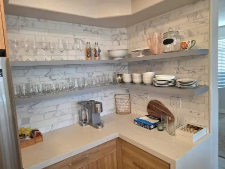 Modern & Comfort  Paradise in Central Location withMountain Views & Fenced Yard