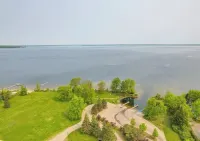 Houghton Lake cabin with covered outdoor entertainment space. No cleaning fees.