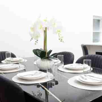 Modern 5BR 3BA • Retreat Near Subway & Downtown • Free Parking Dining/Meeting Rooms