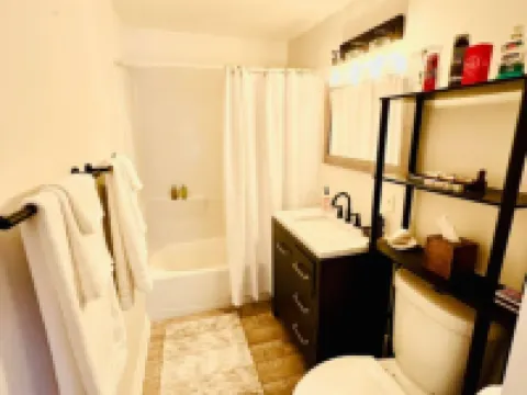 Cozy loft apartment in Stockade district walk to restaurants & bars AC & WiFi キングストンのホテル