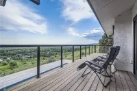 Cozy Holiday Retreat in Boulder w/ Steam Room, Fireplace & Mountain Views