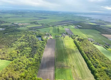 Spacious Home with Garden Near Langweerder Wielen Отели в г. De Friese Meren