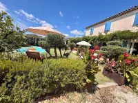 La Bastide des Romarins فنادق في Senas