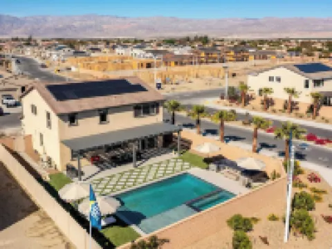 スリープス 16！プール オアシス ウィズ ゲームルーム、ホットタブ、ファイヤーピット デザート エデン by アヴァンステイ コーチェラのホテル