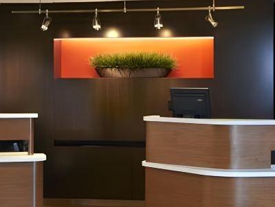 フロントデスク コートヤード バイ マリオット デトロイト ディアボーンの写真