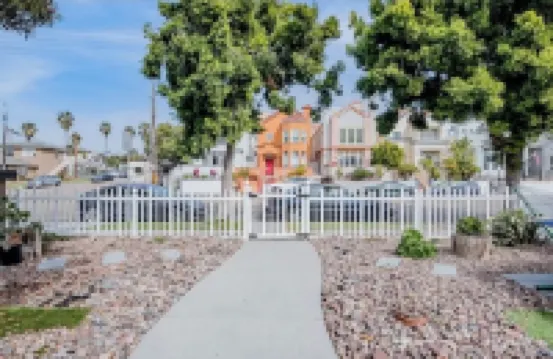 Cozy 1BR Bungalow by the beach, coffee, and dining. Walking Score 10/10