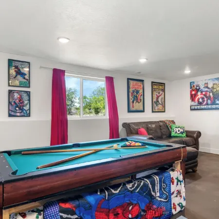 Entire Private Home Sleeps 15, Near Skiing, Private Pickleball Court & Hot Tub