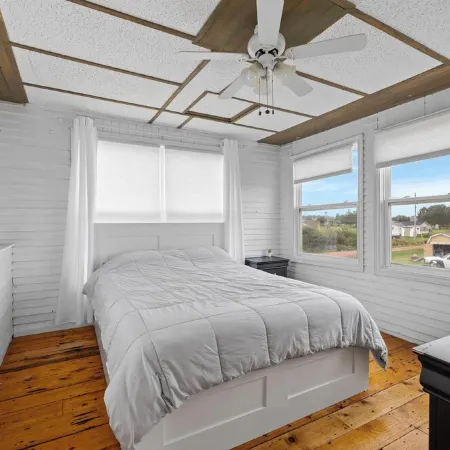Seashell by the Seashore: Cozy 1BR Cottage Steps from Private Sandy Beach