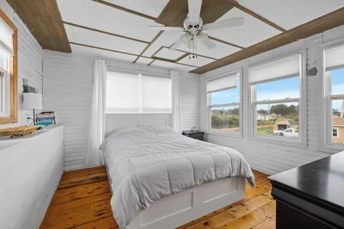 Seashell by the Seashore: Cozy 1BR Cottage Steps from Private Sandy Beach