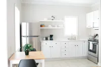 Charming Haven Near Downtown - Delightful Historic Retreat