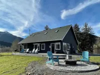 Charming Farmhouse Amazing View of Mt. Rainier - Family Friendly + Game Barn Hotel a Lewis County
