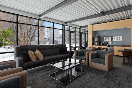 "Joy of Evanston" 1BDR, KING EXEC Suite, pool+Gym Отели в г. Эванстон