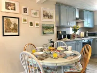 Cosy townhouse in heart of Pembroke. Sleeps 4, pet-friendly!
