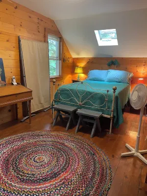 Lakefront  3-bedroom Rustic Cabin in Ryegate, VT. Pet-Friendly! Hotels in Ryegate