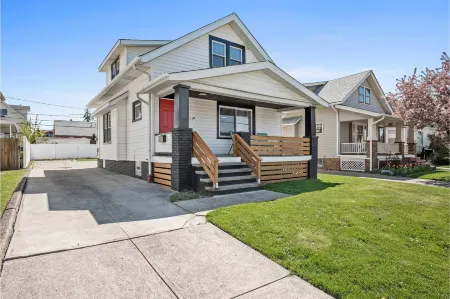 Modern Kitchen and Office Workspace - Stunning Spacious Retreat