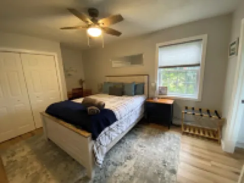 Sunrise Lake House, Comfort-Hot Tub-Beach!