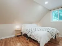 Charming Lakefront Cottage w/ Hot Tub & Fire Pit, WiFi Hotels in Faraday