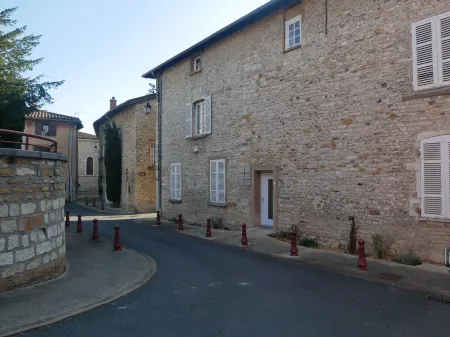 Cosy studio in the heart of the village of Chazay Отели в г. Шазе-д'Азерг