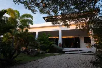 Sea Urchin | Lush Garden Villa steps from the beach of your dreams Hotel di 