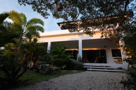 Sea Urchin | Lush Garden Villa steps from the beach of your dreams Отели рядом с достопримечательностью «Treasure Beach»