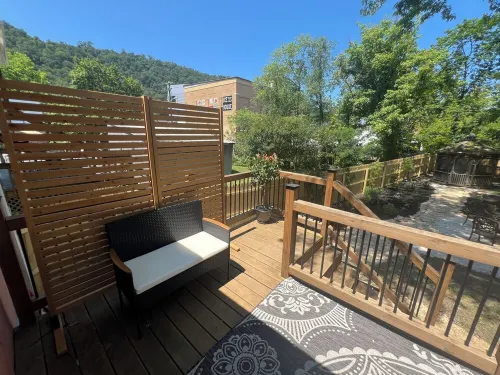 Restored 1870s 4BR, 2.5 bath, formal dining, in the heart of Berkeley Springs Hotels in Berkeley Springs