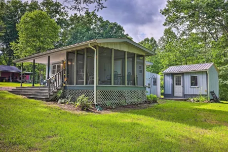 Rustic Hideaway w/ Fire Pit < 1 Mi to River! Отели в г. Литл Левелс