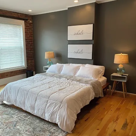 Swanky 1-bedroom loft apartment, located directly on Market street Отели в г. Корнинг