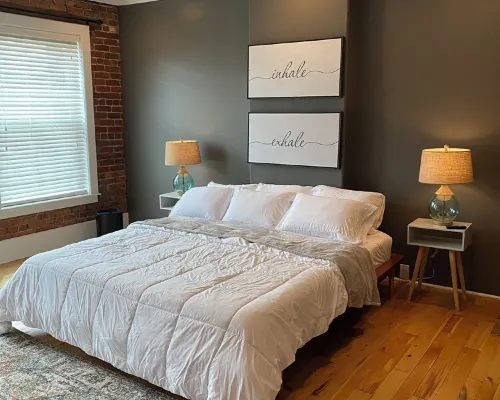 Swanky 1-bedroom loft apartment, located directly on Market street コーニングのホテル