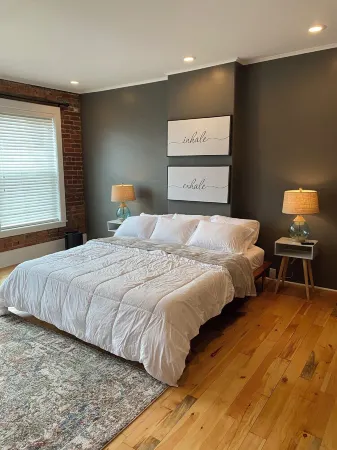 Swanky 1-bedroom loft apartment, located directly on Market street Отели в г. Корнинг