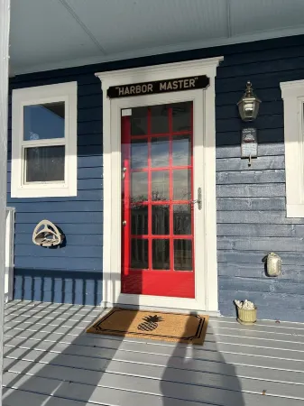 Harbor Master-Waterfront 3 bedroom home with endless pool pickleball fenced yard