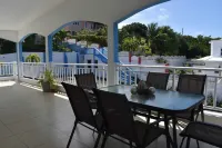 Charming 1-bedroom villa in wonderful South Hill with AC, WiFi Hotels in George Hill