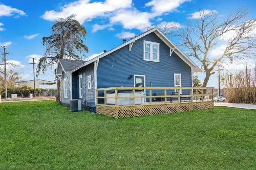 Renovated Bungalow - Downtown - HOT TUB -Dreamy Clawfoot tub! LUXURY!