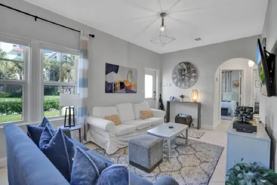 Stunning 2/2 dream beach getaway in Surfside