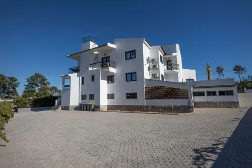 Room with private bathroom and balcony at Casa das Vinhas in Sesimbra
