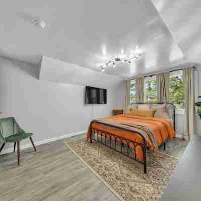 Charming 2-bedroom duplex apt with WiFi, AC in peaceful Oak Park Sacramento Rooms