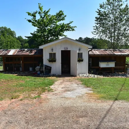 Charming 1-bedroom farmhouse in marvelous Seneca with WiFi, AC
