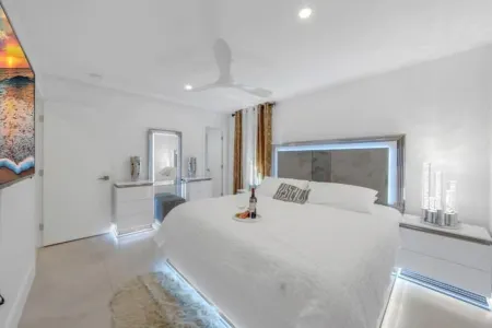 Modern Villa w/ Heated Pool & Spa Отели в г. Пемброк-Пайнс