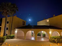 26m2 studio cabin with south-facing terrace, pool view Hotel in zona Giens Peninsula