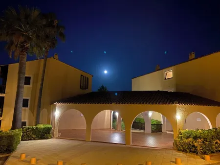 26m2 studio cabin with south-facing terrace, pool view Отели в г. Giens