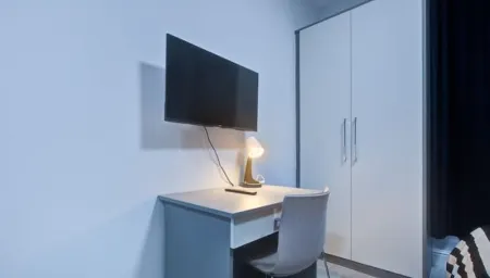 Cozy 1-Bedroom Studio Apartment Отели рядом с достопримечательностью «Баринг»