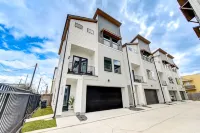 6BR Funhouse w/ Court, Pool Table Dining & TV in Every Bedroom Hotels in 