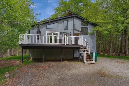 Poconos Hideaway - Woods & Wildlife Отели в г. Дреер Тауншип