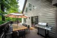 2 Mins to Slopes: HotTub, Game Room, Family & Pets, 3 King Beds