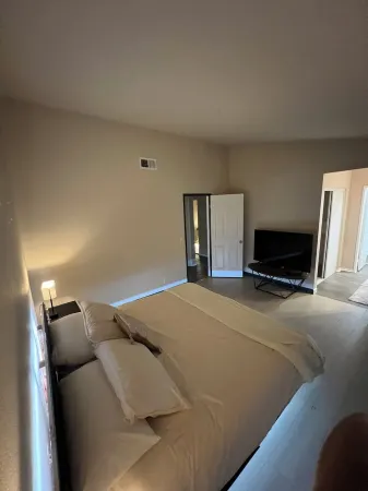 Charming 3-bedroom house with WiFi, AC in superb Palmdale