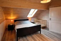 Family vacation in a cozy Swedish-style house with a spacious garden - บังกะโล
